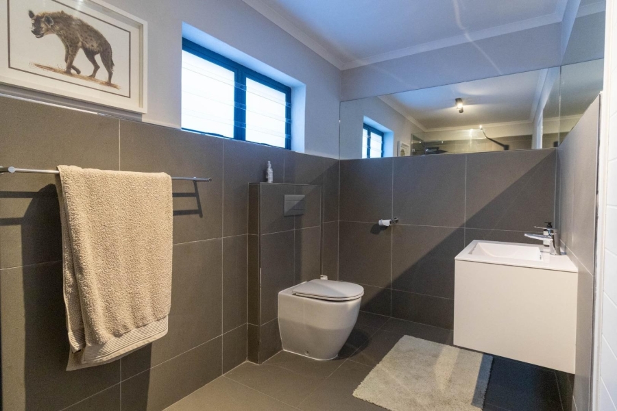 5 Bedroom Property for Sale in De Kelders Western Cape